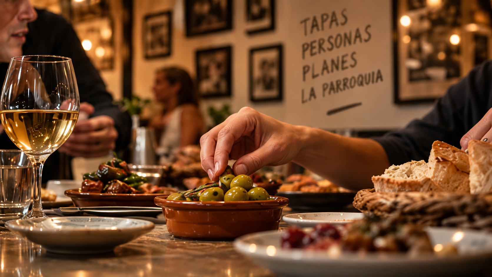 Tapas y vino para compartir
